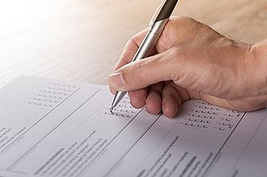 Symbolbild Umfrage (Quelle: Pixabay) Die Hand einer Person füllt einen Fragebogen aus.
