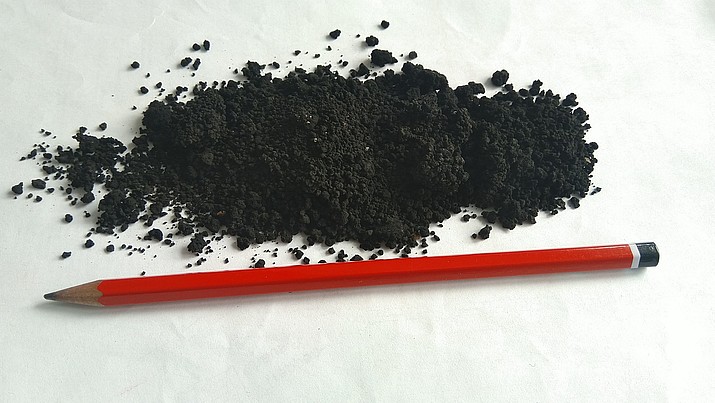 Fester Kohlenstoff (entstanden aus der Umwandlung von CO2 in einer Anlage von LaNDER³) - Vergleich mit Bleistift zur Darstellung der Feinkörnigkeit 