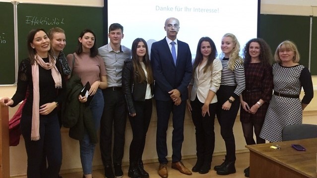 Prof. Maiwald mit Studierenden im Studienschwerpunkt Financial Markets and Insurance sowie mit Prof. Dr. Yanova (1.v.r.).