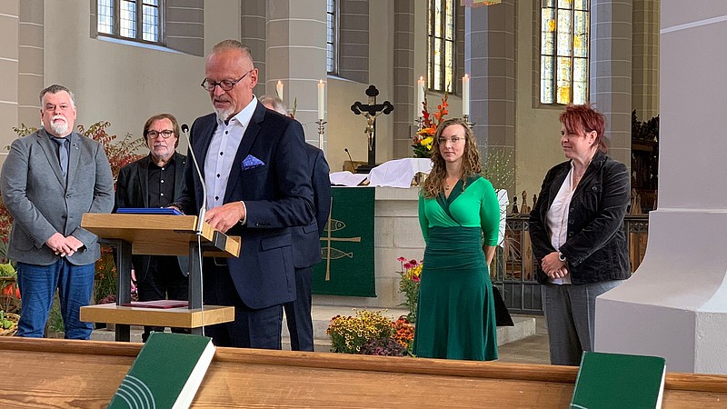 Der Vorsitzende des Stiftungsrates, Dr. Uwe Koch, erinnert am Altar des St. Petri-Doms in Bautzen an das Wirken von Dr. Gregorius Mättig in Bautzen und seine zahlreichen Stiftungen.