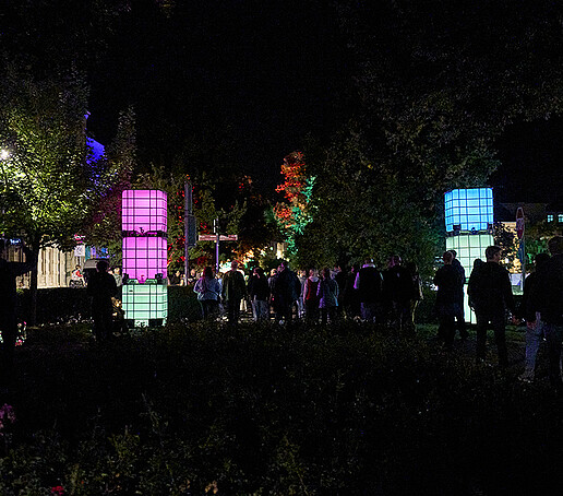 Leuchtende Würfel sind am Stadtring aufeinandergestapelt.