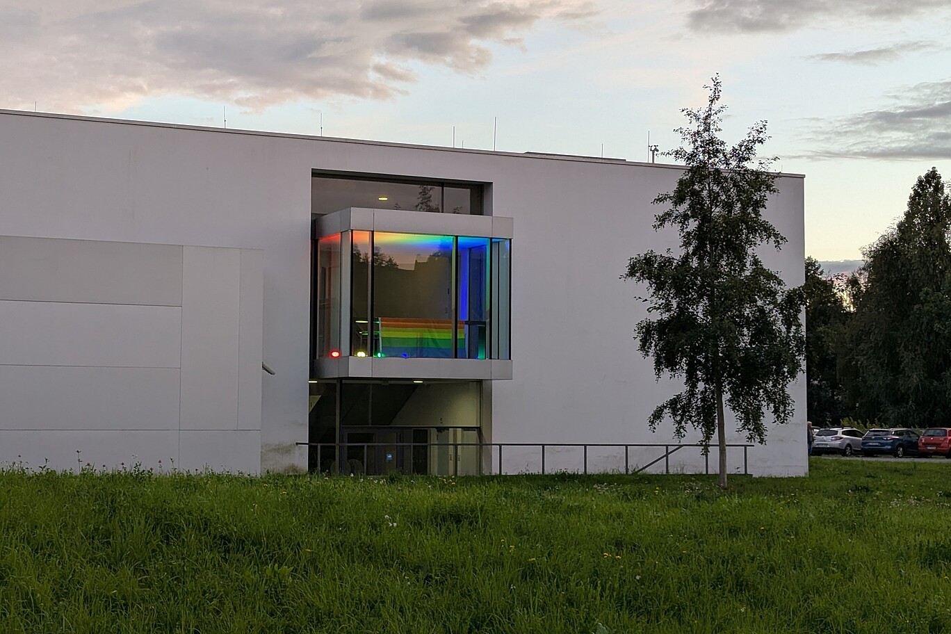 Ein Teil eines Hochschulgebäudes der Hochschule Zittau/Görlitz ist in Regenbogenfarben angestrahlt.