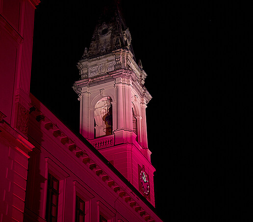 Der Johanneum-Turm ist rot angestrahlt.