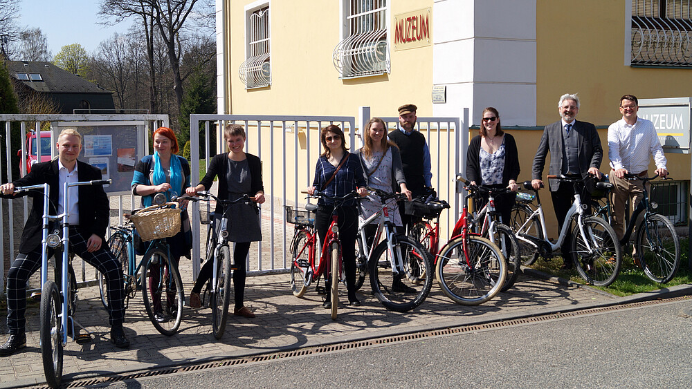 Die Forschungsseminargruppe des Masterstudiengangs „Kultur und Management“ mit Rädern unterwegs zum Stadtmuseum Bad Franzensbad