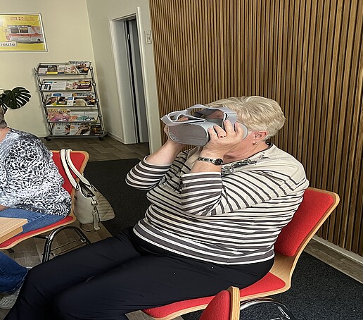 Eine Dame probiert eine VR-Brille aus