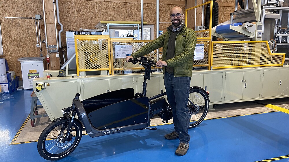 Dr. Rafael Cavalcante Cordeiro mit Lastenrad in der LaNDER³-Forschungshalle