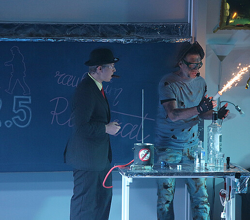 Darsteller experimentieren auf der Bühne.