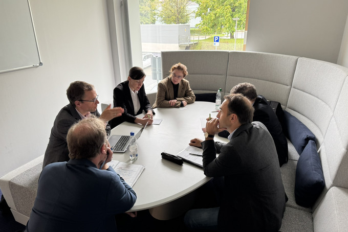 Gesprächsrunde zwischen Sebastian Burghof, Projektmanager der GIZ, und Teilnehmenden der HSZG.