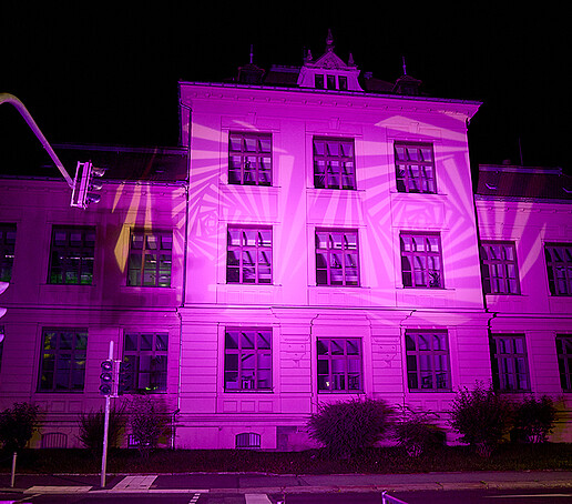 Haus Z eins ist lila angeleuchtet.