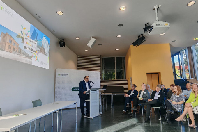 Rektor Prof. Dr. Alexander Kratzsch bei der Eröffnung der Veranstaltung