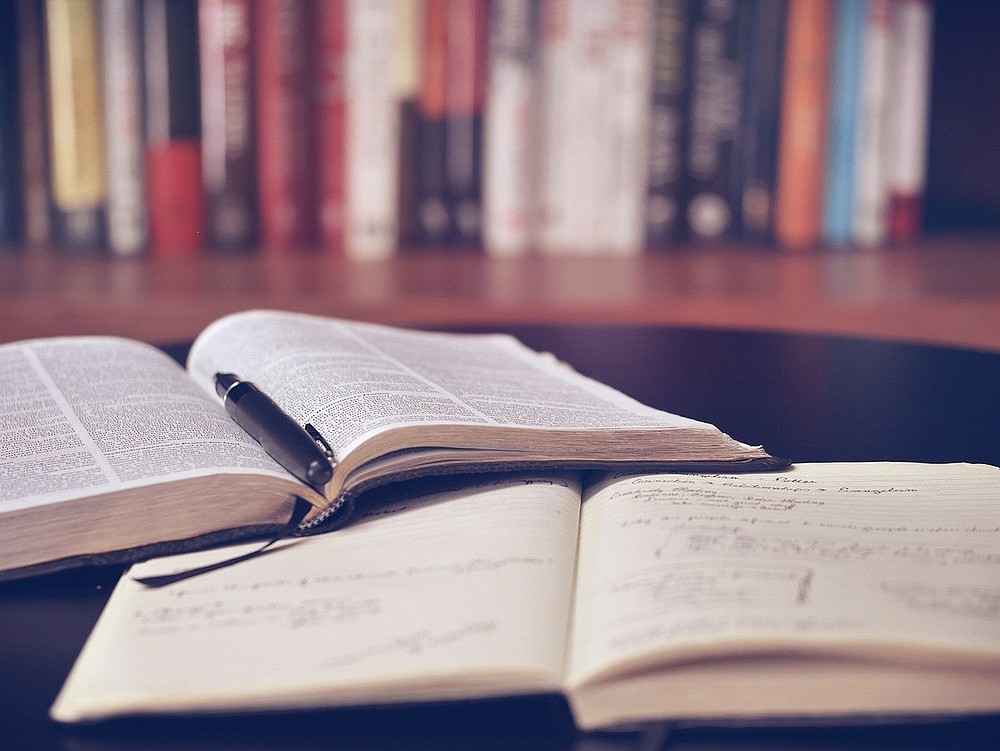 offenes Buch mit Stift