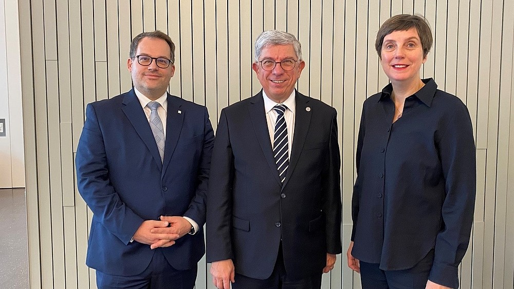 Der neue Vorsitz der Sächsischen Landesrektorenkonferenz bestehend aus Prof. Dr. Alexander Kratzsch, Prof. Dr. Klaus-Dieter Barbknecht und Agnes Wagner steht nebeneinander und lächeln in die Kamera.