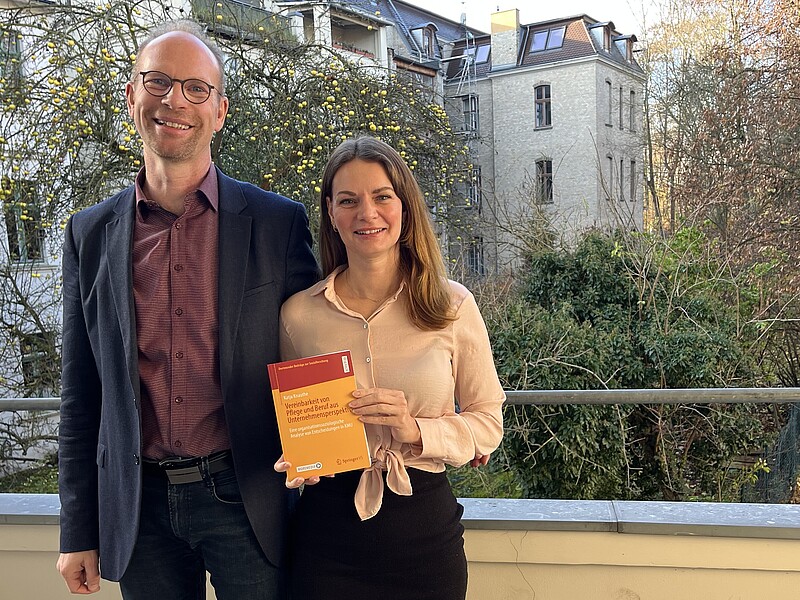 Prof. Hoff und Katja Knauthe mit dem frisch gedruckten Buch