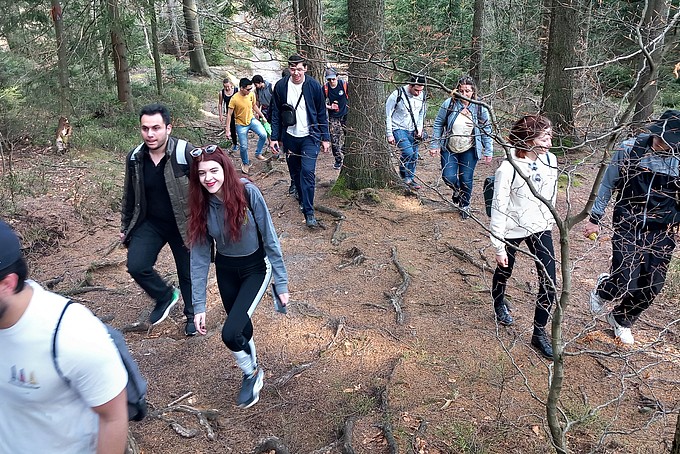 Internationale Studierende auf einem Wanderweg