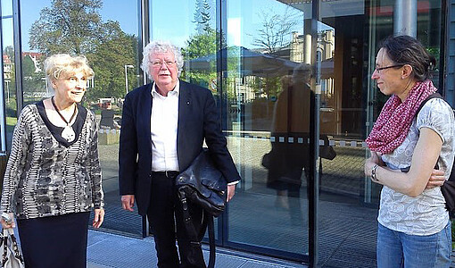 Professorin Viktoriia Iamshanova (UNECON, l.) und Professsor Klaus Werner (HSZG) vor dem Hermann-Heitkamp-Haus. Foto: UNECON – Kristina Manenak