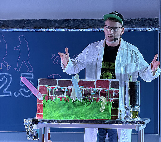 Matthias Jeschke macht ein Experiment auf der Bühne.