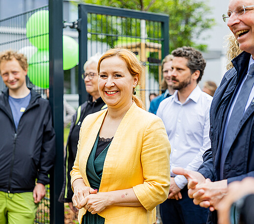 Gäste der Veranstaltung lachen und unterhalten sich.