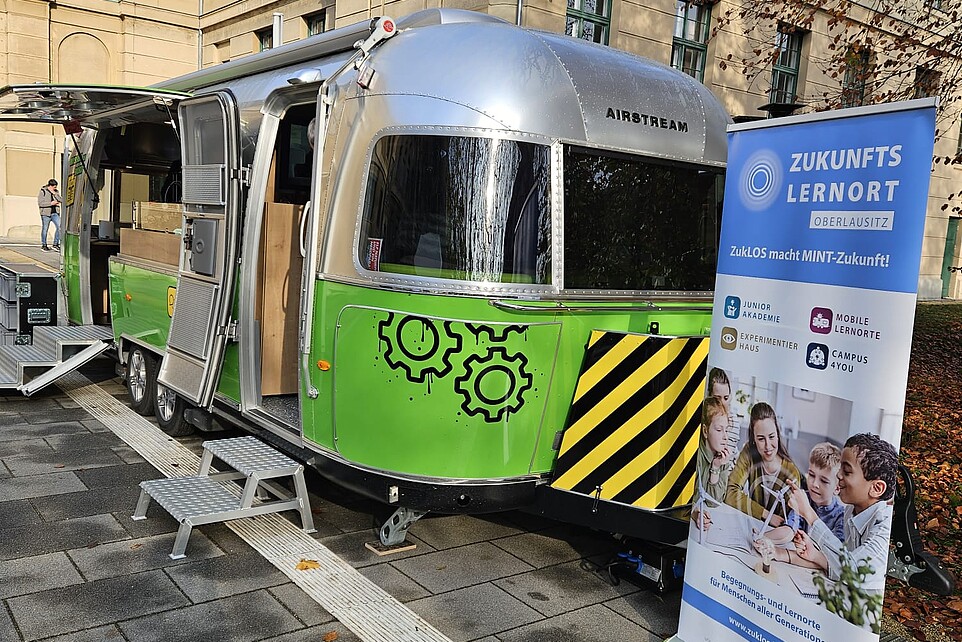 Der AirStream-Anhänger steht auf dem Görlitzer Campus.