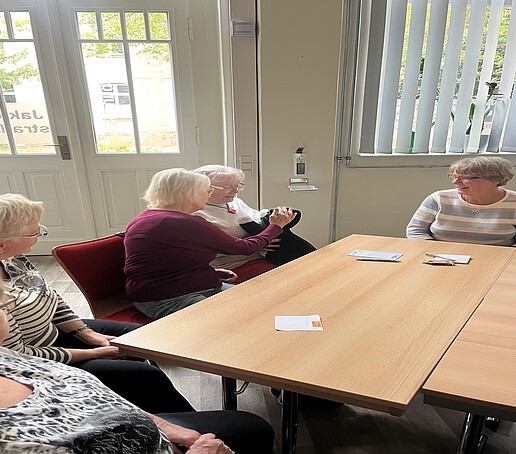 2 Damen streicheln die RoboKatze