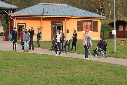  Selbsterfahrungsworkshops zum besseren Verstehen unterschiedlicher Beeinträchtigungen