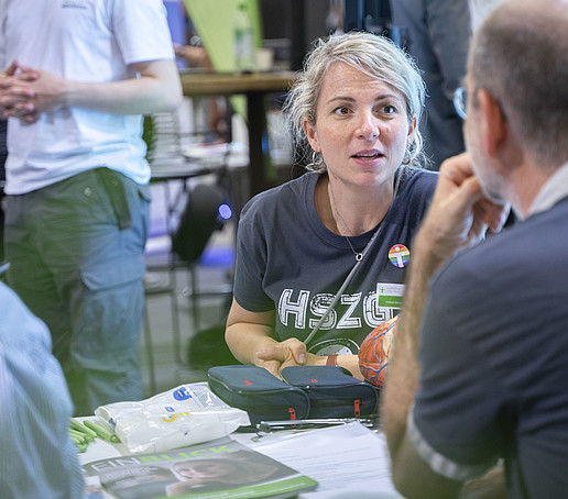 Besucher und HSZG-Mitarbeiterin im Gespräch.