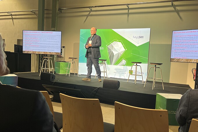 Vortragender auf dem Podium