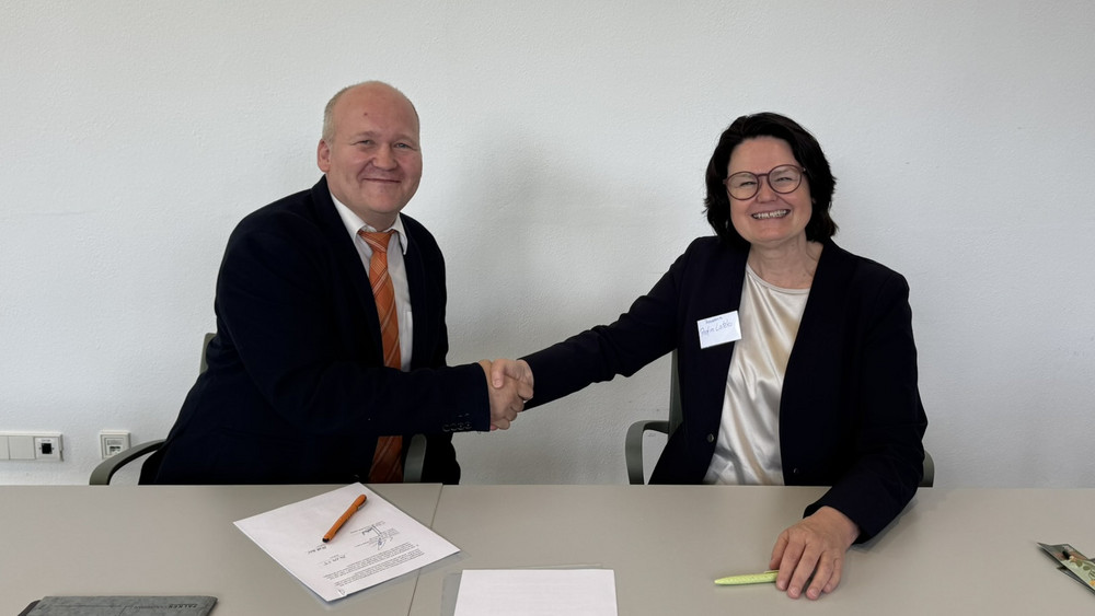 Kanzler Christoph Duscha (Hochschule Zittau/Görlitz) und Prorektorin Prof. Dr. Brigitte Latzko (Universität Leipzig) bei der Unterzeichnung der Verwaltungsvereinbarung.