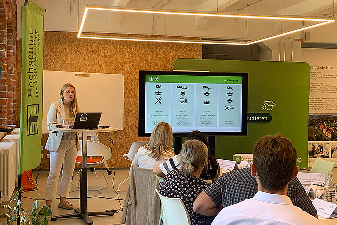 Die KIA-Beauftragte hält eine Präsentation.