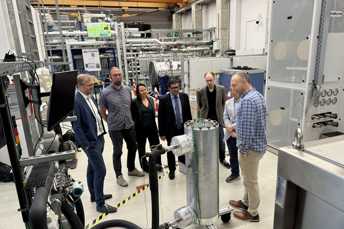 Personengruppe bei einem Rundgang im Zittauer Kraftwerkslabor.