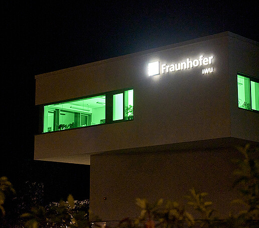 Im Dunkeln leuchten die Räume des Fraunhofer-Institutes am Stadtring in grünem Licht.
