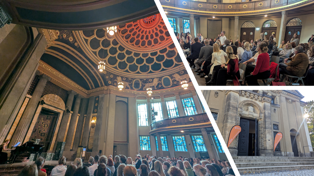 Zwei junge Personen moderieren gemeinsam von einer Bühne aus und stehen vor einem Rednerpult neben einem Flügel. Das Publikum sitzt in mehreren Reihen in einem festlichen Saal mit hohen Fenstern und Marmorsäulen. Zwei weitere kleinere Bilder zeigen eine einzelne Rednerin am Podium sowie das gesamte Publikum von schräg hinten.