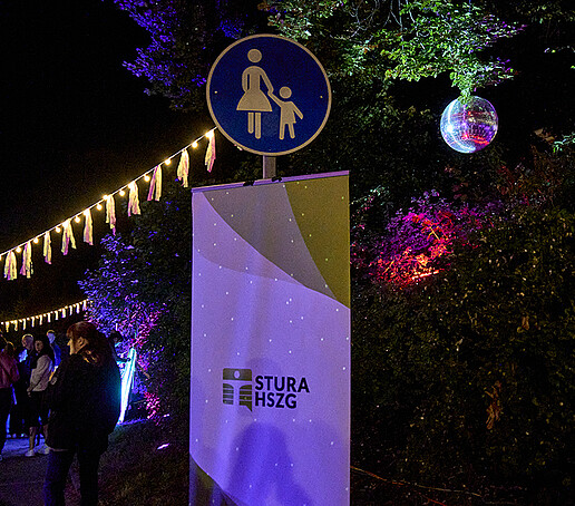 Das StuRa-Rollup ist lehnt an einem Fußgängerwegschild an.