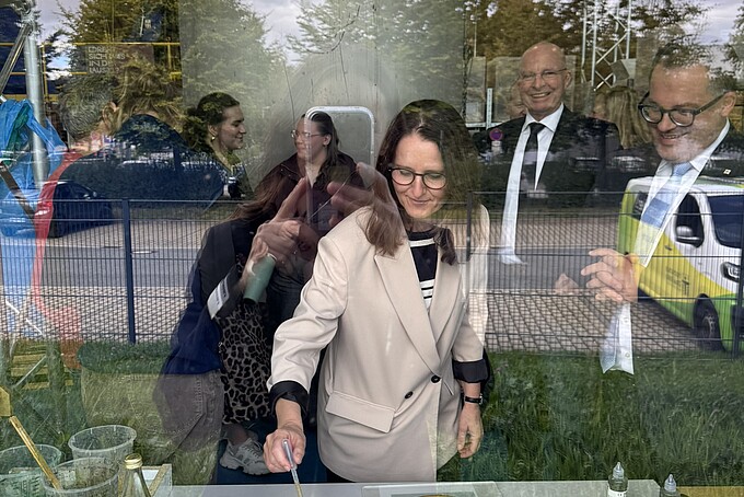 Prof. Dr. Graßmann gestaltet im Naturfaserforschungszentrum LaNDER³ eine Sitzfläche für den Zittauer Campus.