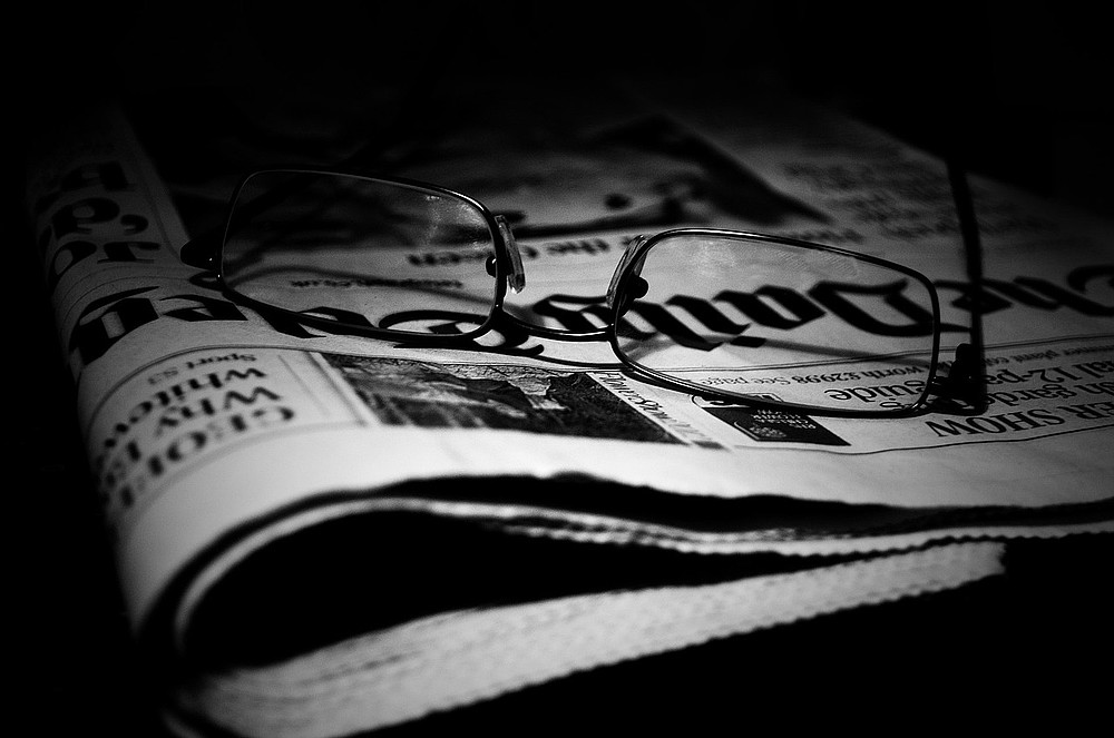 Brille auf einer Zeitung