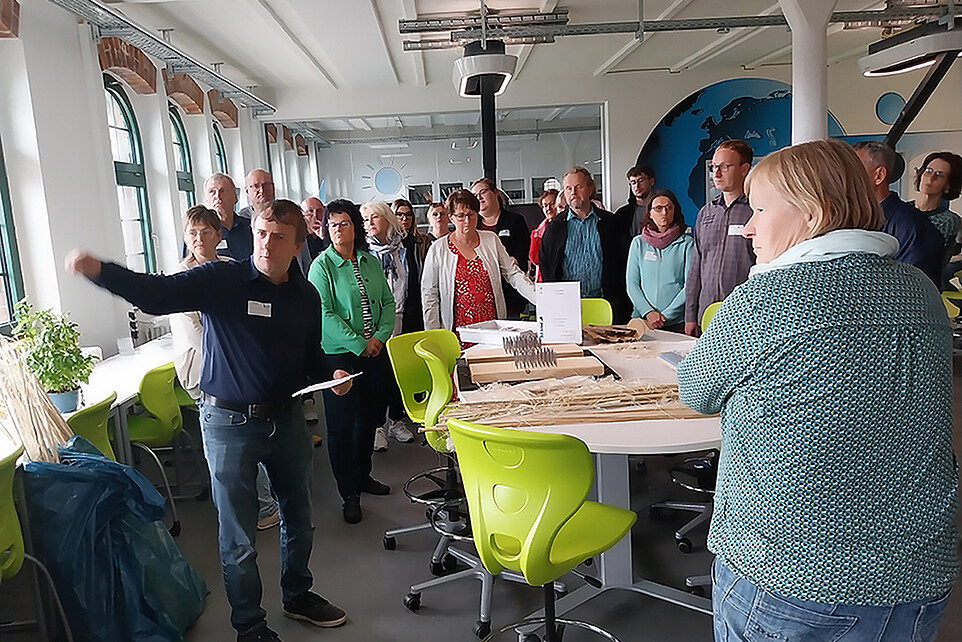 Dr. Fester zeigt einer Gruppe Lehrender das School Lab.