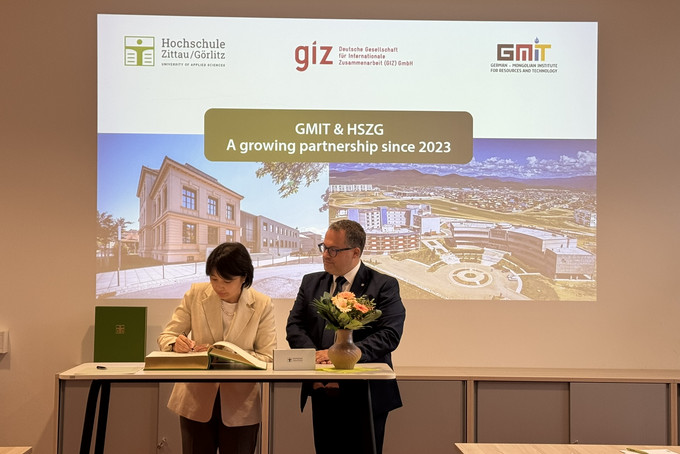Rektorin des GMIT Prof. Dr. Battsengel Baatar und Rektor der HSZG Prof. Dr.-Ing. Alexander Kratzsch beim Eintrag in das Goldene Buch der Hochschule als Zeichen der Wertschätzung gegenüber der mongolischen Gasthochschule.