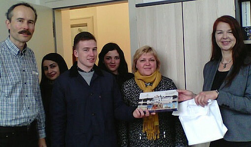 Dr. Tamara Denisova (2. v. r.) übermittelte Grüße der Leitung der Staatlichen Universität Kostroma, die Prorektorin Bildung und Internationales, Prof. Dr. Christa M. Heidger (r.) mit Freude entgegennahm. Foto: KGU – Wladimir Dimitrijew