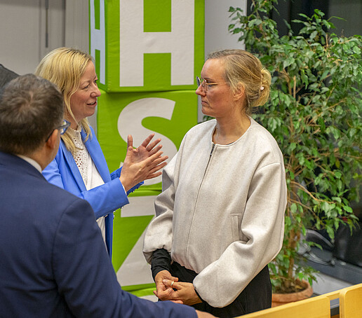 Der Rektor und die Prorektorin im Gespräch mit einem Gast.