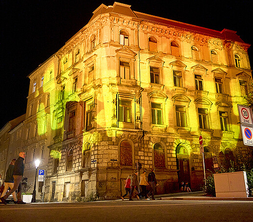 Ein Gebäude am Zittauer Stadtring ist gelb angeleuchtet.