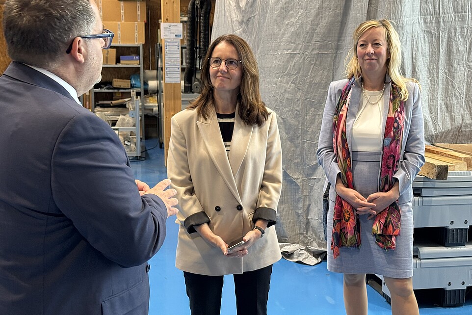 Prof. Dr. Heike Graßmann besichtigt gemeinsam mit der Hochschulleitung das Naturfaserforschungszentrum LaNDER³.