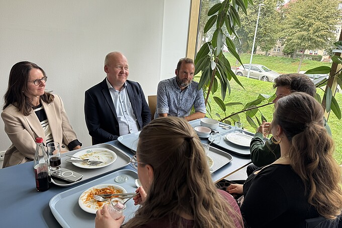 Vertreter*innen des Studierendenrates im Austausch mit Prof. Dr. Heike Graßmann und der Hochschulleitung in der Mensa.