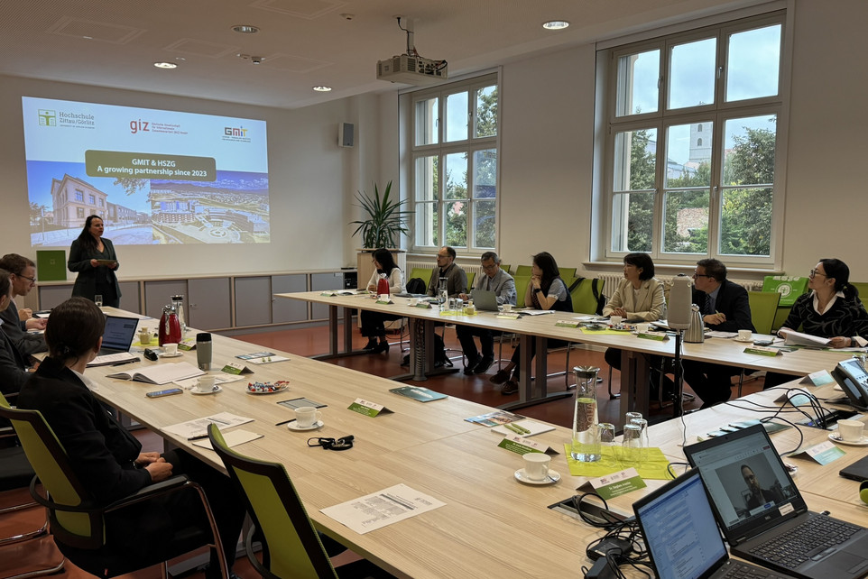 Blick in den Senatssaal der HSZG während der Eröffnung der Gespräche durch Susanne Fentzel.