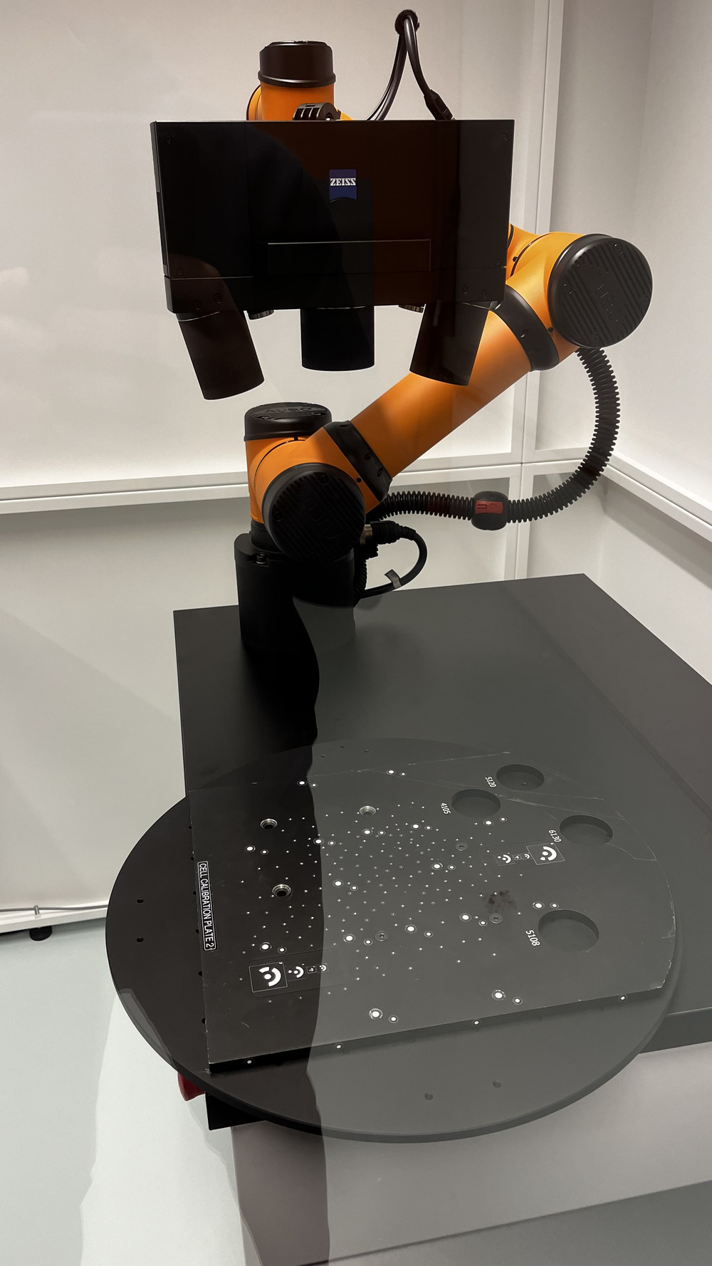 ScanCobot mit Roboter‑Drehtisch‑Modul für flexible Messaufgaben