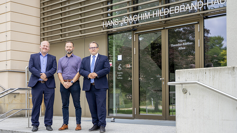 Kanzler Christoph Duscha, Lars Rönisch und Rektor Alexander Kratzsch vor dem Hans-Joachim-Hildebrand-Haus der HSZG.