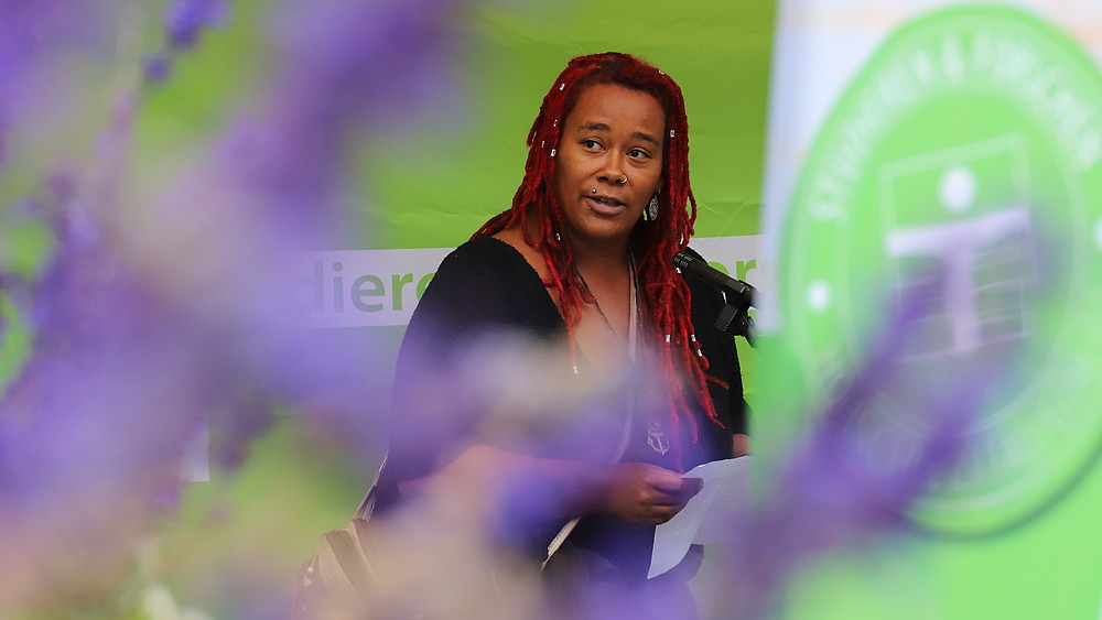 Elisa Asamoah bei ihrer Gedichtrezitation von "Wenn".