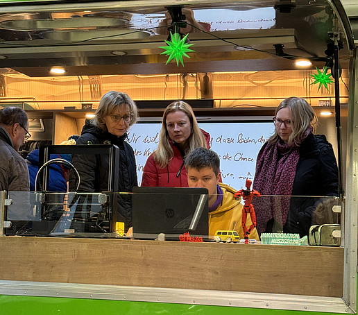 Gäste schauen sich die Inneneinrichtung des AirStream-Anhängers an.