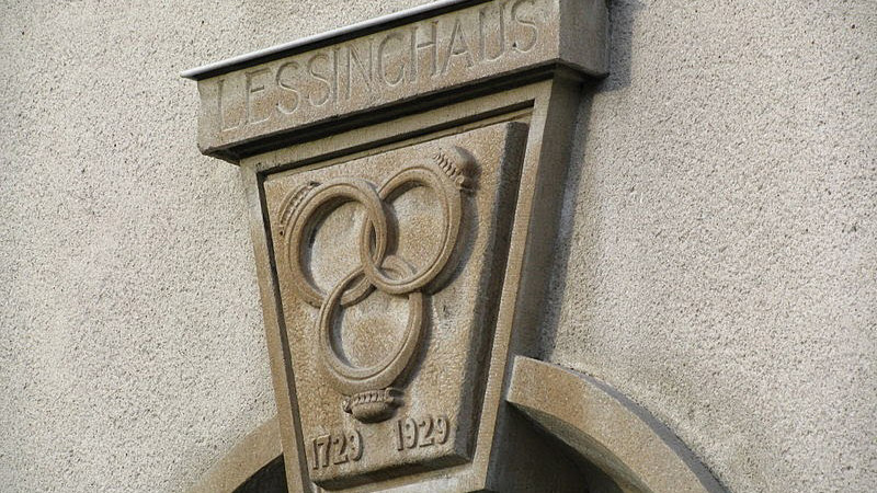 In der Aufklärung wurde die Frage nach gesellsch. Zusammenhang und interkultureller Integration durch Lessing aufgeworfen. Bis heute ist seine  "Ringparabel" Schullektüre. Das Bild zeigt den Schlußstein der Eingangspforte zum Kamenzer Lessinghaus