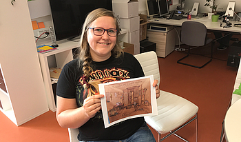 Projektteilnehmerin Stefanie Lehmann mit der Projektskizze zum mobilen Kleiderschrank, das Herzstück der Wanderausstellung &quot;Tuchfühlung - Vom Reinwaschen und Schönfärben“. (Foto: Cornelia Rothe)